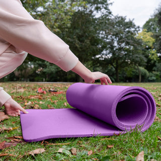 Tapete de ioga BalanceFrom Fitness GoCloud de 2,5 cm de espessura com alça de transporte, roxo