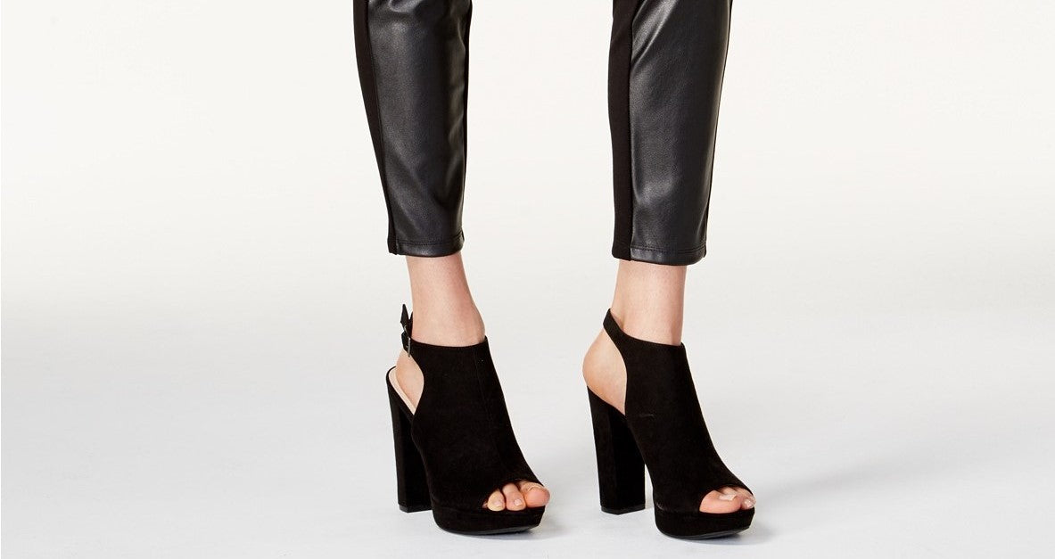 Calças femininas Bar III em couro sintético e elastano