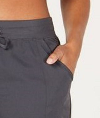 Shorts femininos Ideology Woven 7" cinza escuro tamanho 2 extra grande