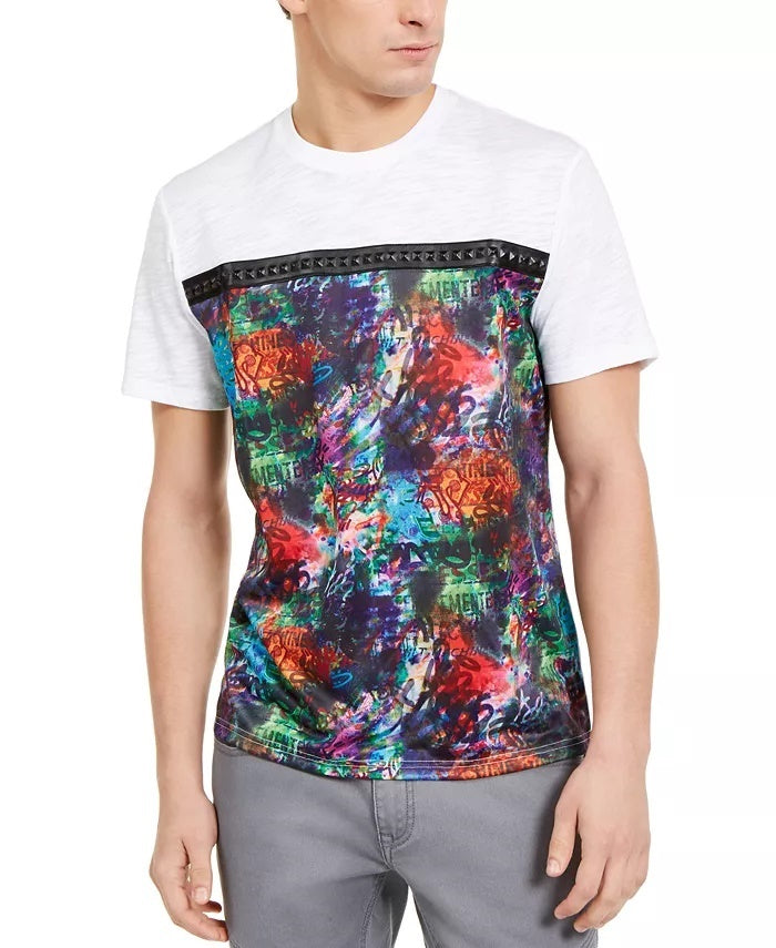Camiseta masculina com estampa de grafite e acabamento em couro sintético cravejado da INC International Concepts, tamanho X-G