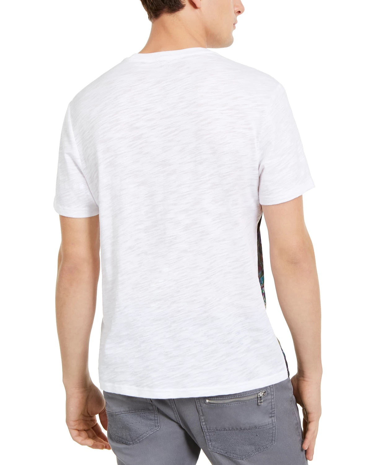 Camiseta masculina com estampa de grafite e acabamento em couro sintético cravejado da INC International Concepts, tamanho X-G