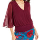 Blusa feminina Thalia Sodi com mangas transparentes e detalhes em vermelho brilhante, tamanho médio