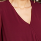 Blusa feminina Thalia Sodi com mangas transparentes e detalhes em vermelho brilhante, tamanho médio