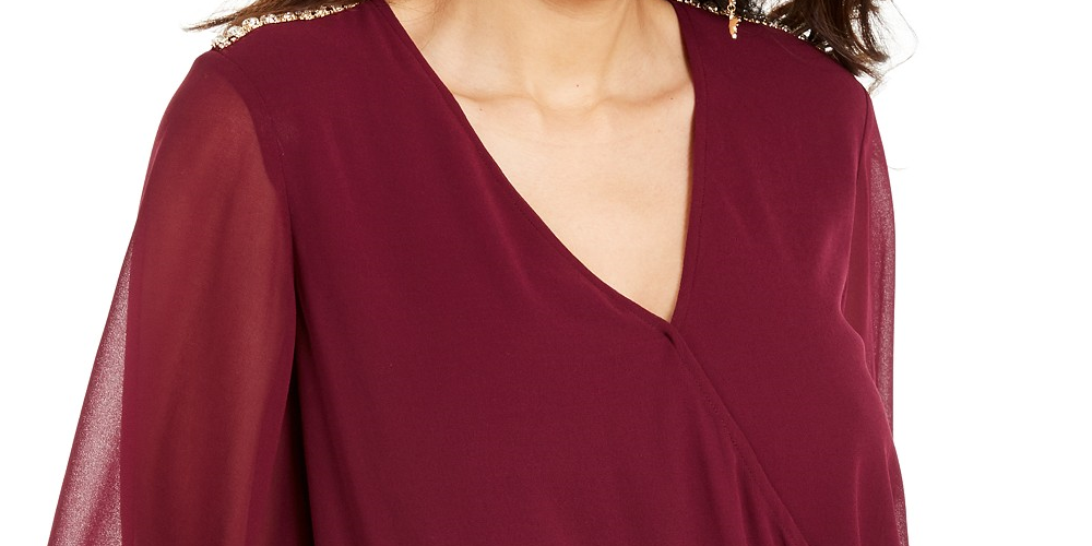 Blusa feminina Thalia Sodi com mangas transparentes e detalhes em vermelho brilhante, tamanho médio