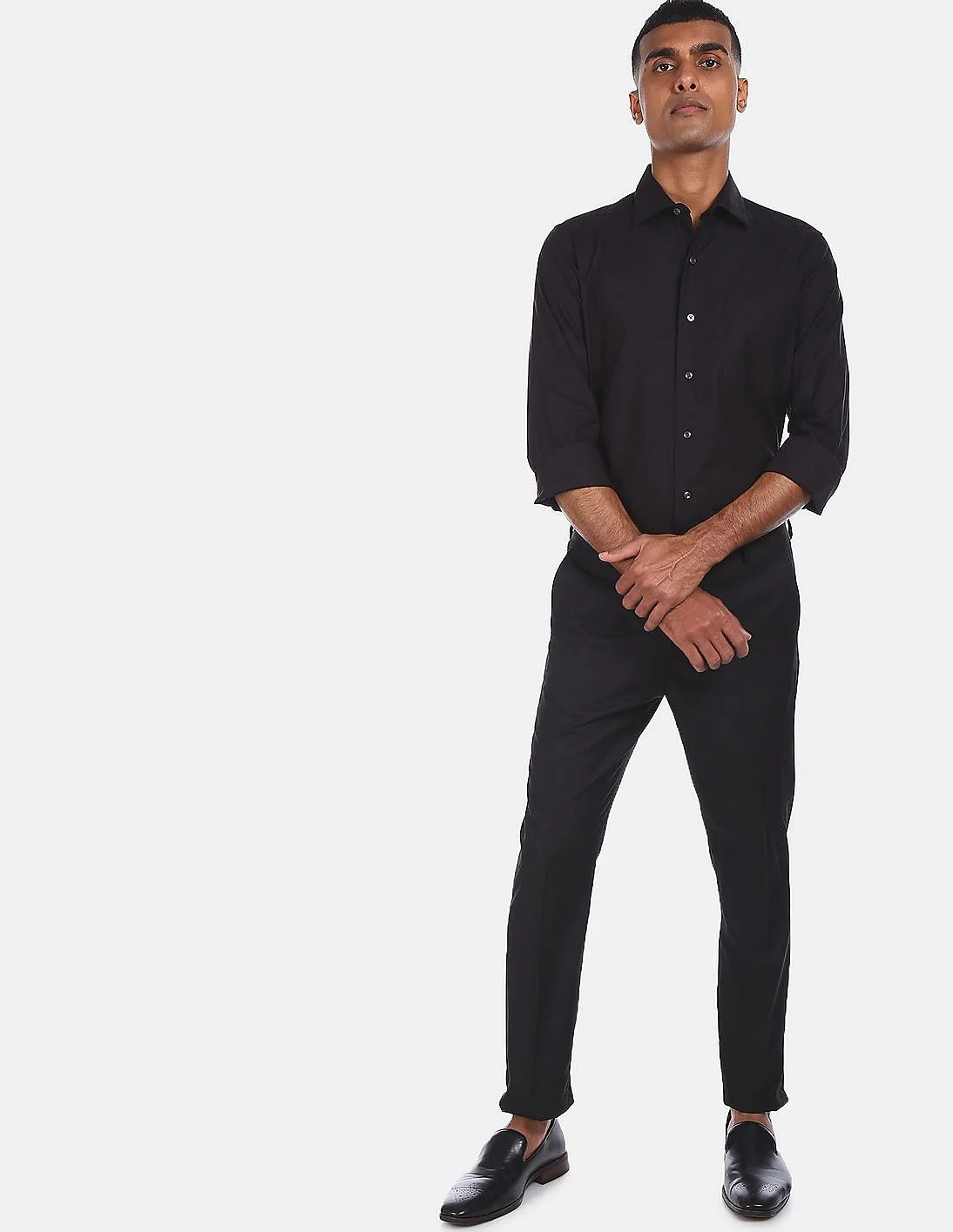 Camisa social masculina Arrow com gola aberta e ajuste ajustado, preta, tamanho 15,5 x 32-33