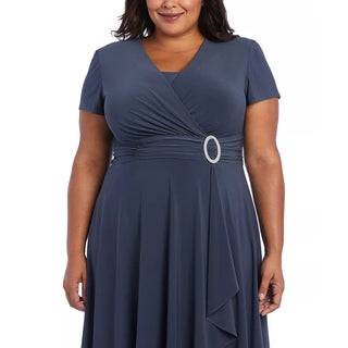 Vestido feminino plus size com sobrepeliz e strass, tamanho 20, cinza escuro, R&amp;M Richards