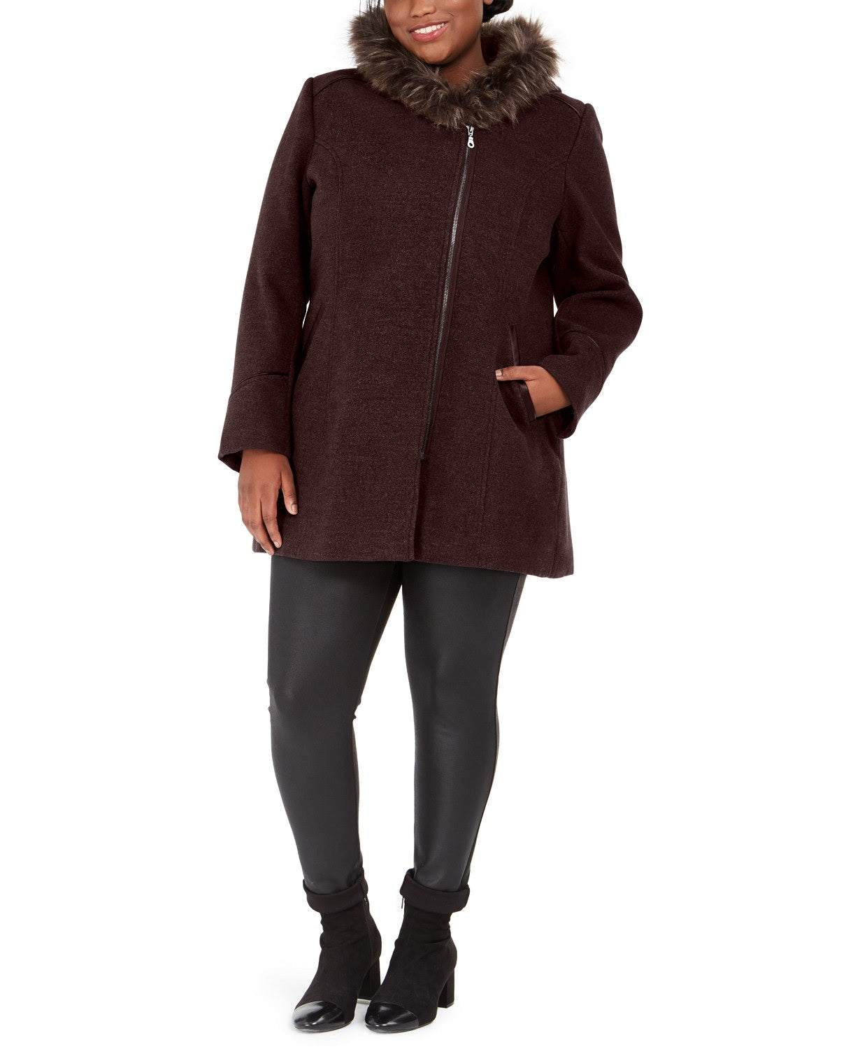 Casaco com capuz e zíper assimétrico com acabamento em pele sintética Maralyn &amp; Me Juniors Plus Size Zinfandel tamanho 2X