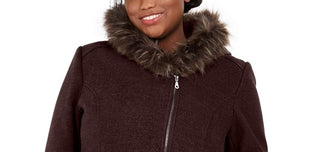 Casaco com capuz e zíper assimétrico com acabamento em pele sintética Maralyn &amp; Me Juniors Plus Size Zinfandel tamanho 2X