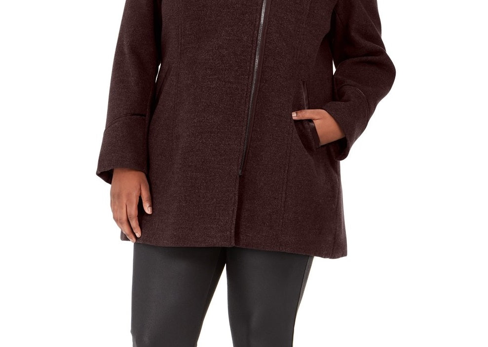 Casaco com capuz e zíper assimétrico com acabamento em pele sintética Maralyn &amp; Me Juniors Plus Size Zinfandel tamanho 2X