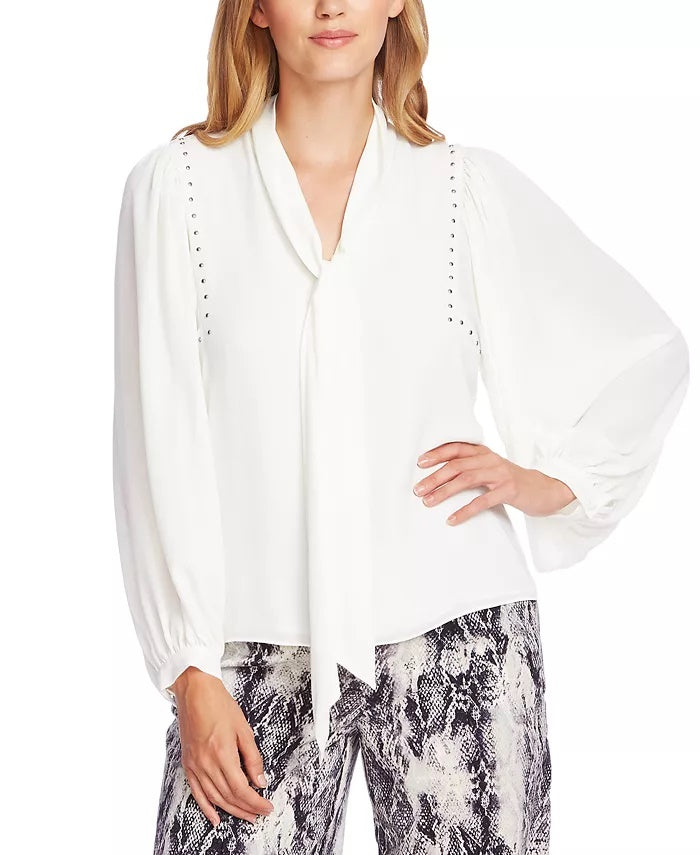 Blusa feminina Vince Camuto com detalhe de tachas e decote em V, manga comprida, georgette, cor marfim, branca, tamanho P