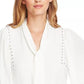 Blusa feminina Vince Camuto com detalhe de tachas e decote em V, manga comprida, georgette, cor marfim, branca, tamanho P