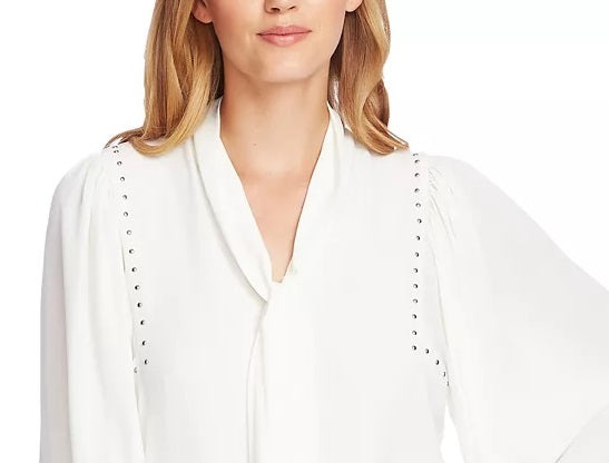 Blusa feminina Vince Camuto com detalhe de tachas e decote em V, manga comprida, georgette, cor marfim, branca, tamanho P