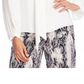 Blusa feminina Vince Camuto com detalhe de tachas e decote em V, manga comprida, georgette, cor marfim, branca, tamanho P