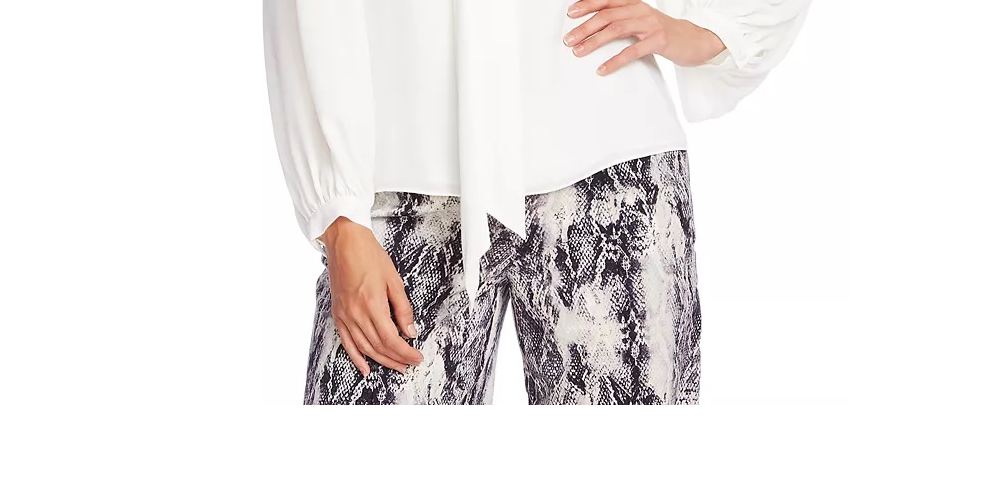 Blusa feminina Vince Camuto com detalhe de tachas e decote em V, manga comprida, georgette, cor marfim, branca, tamanho P