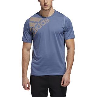 Camiseta Adidas FreeLift Badge of Sport Graphic Masculina Azul Tamanho P
