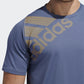 Camiseta Adidas FreeLift Badge of Sport Graphic Masculina Azul Tamanho P