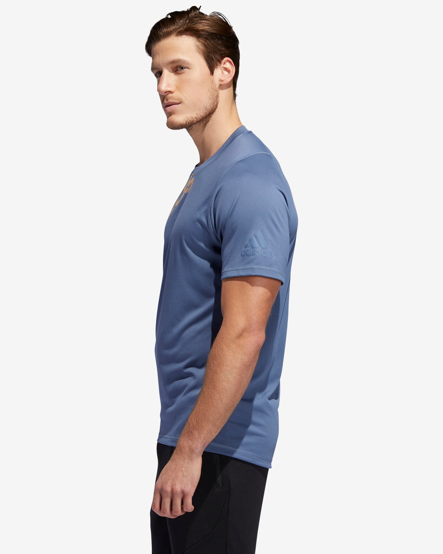 Camiseta Adidas FreeLift Badge of Sport Graphic Masculina Azul Tamanho P