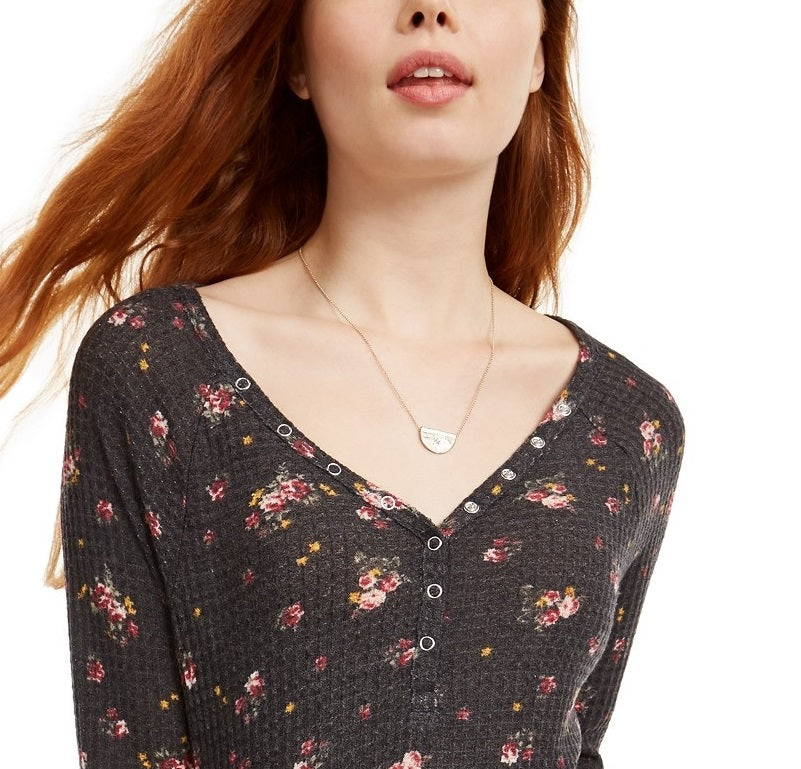 Blusa Henley com estampa floral e textura waffle Ultra Flirt Juniors, preta, tamanho extragrande