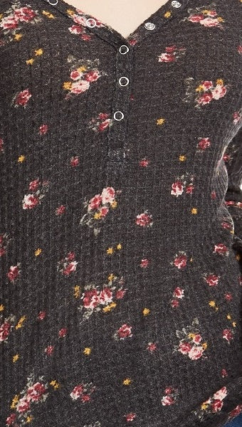 Blusa Henley com estampa floral e textura waffle Ultra Flirt Juniors, preta, tamanho extragrande