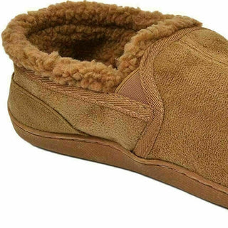 Pantufas masculinas Gold Toe Twin Gore de camurça sintética bege escuro, tamanho médio