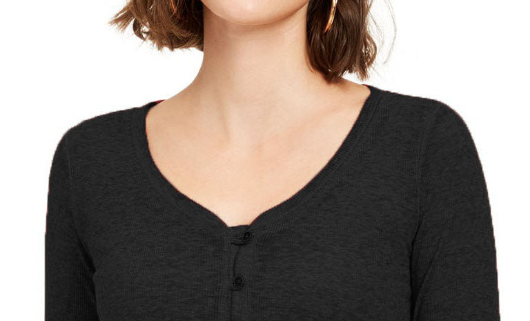 Camisa Crave Fame Juniors com decote em V e botões frontais, preta, tamanho pequeno