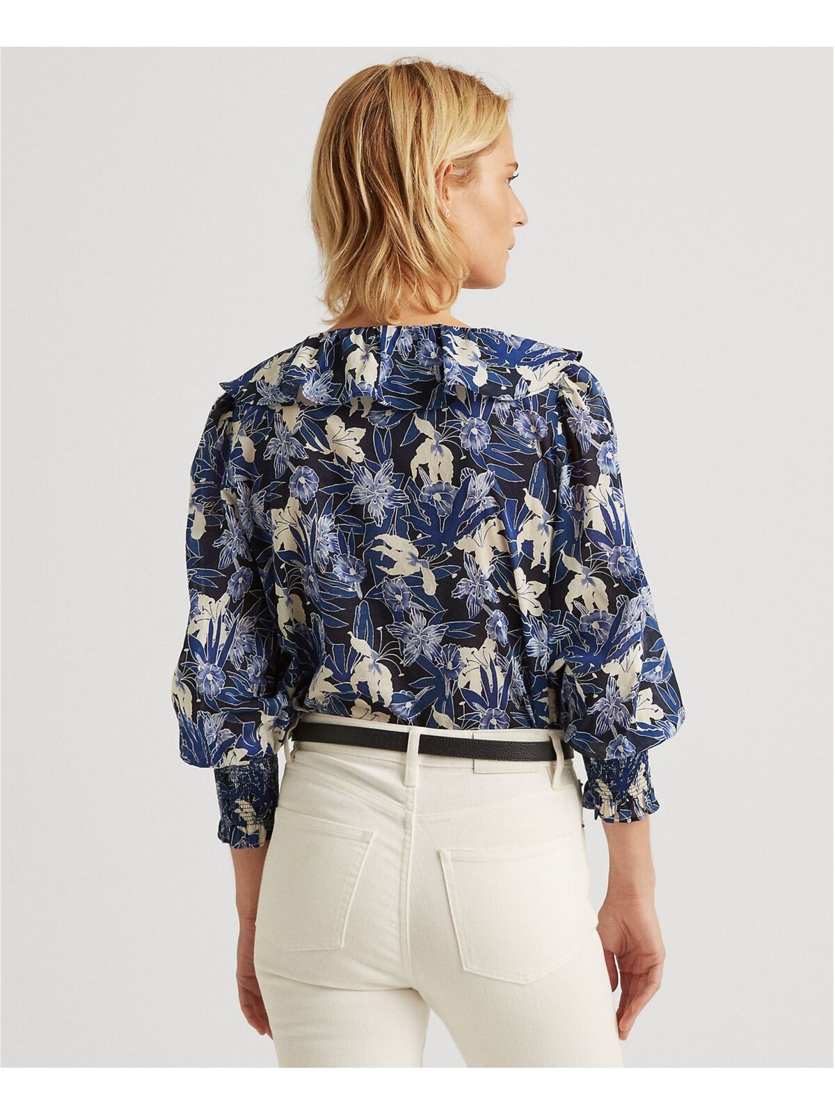 Blusa Ralph Lauren Feminina com Babados, Modelagem Relaxada, Bainha Curva, Floral, Manga Longa, Gola V, Uso no Trabalho, Botão, Azul, Tamanho X-G
