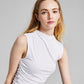 E agora esta blusa feminina sem mangas com decote falso e franzido lateral, branca, tamanho médio
