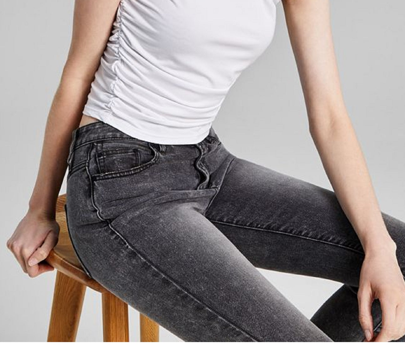 E agora esta blusa feminina sem mangas com decote falso e franzido lateral, branca, tamanho médio