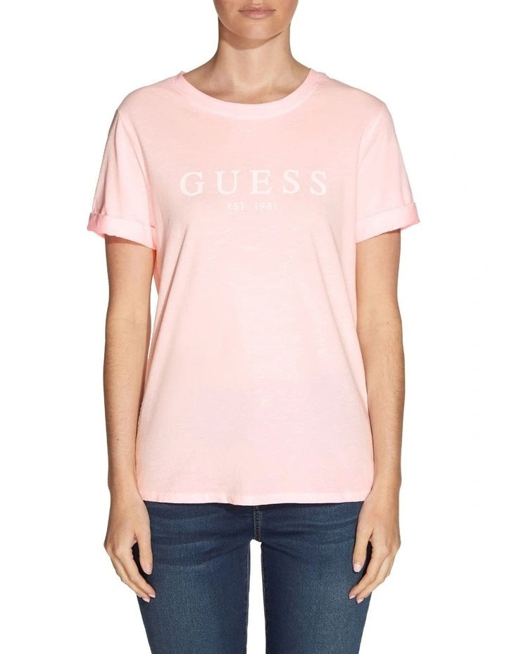 Camiseta feminina GUESS 1981 com estampa de logotipo e punho enrolado, rosa, tamanho médio