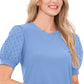 Top feminino CeCe com manga bufante e estampa de mídia mista, azul, tamanho médio