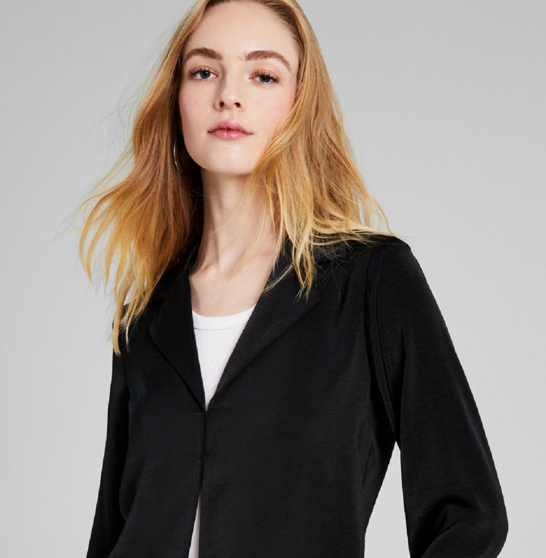 E agora esta camisa feminina de manga comprida com gola entalhada, preta, tamanho grande