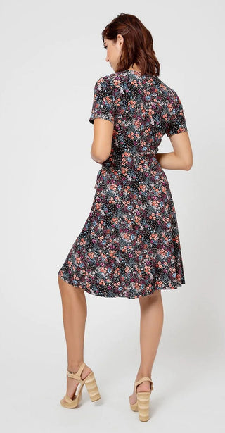 Vestido feminino Leota Perfect Wrap com manga curta, preto