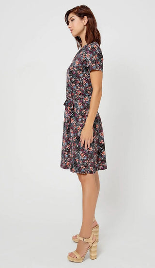Vestido feminino Leota Perfect Wrap com manga curta, preto