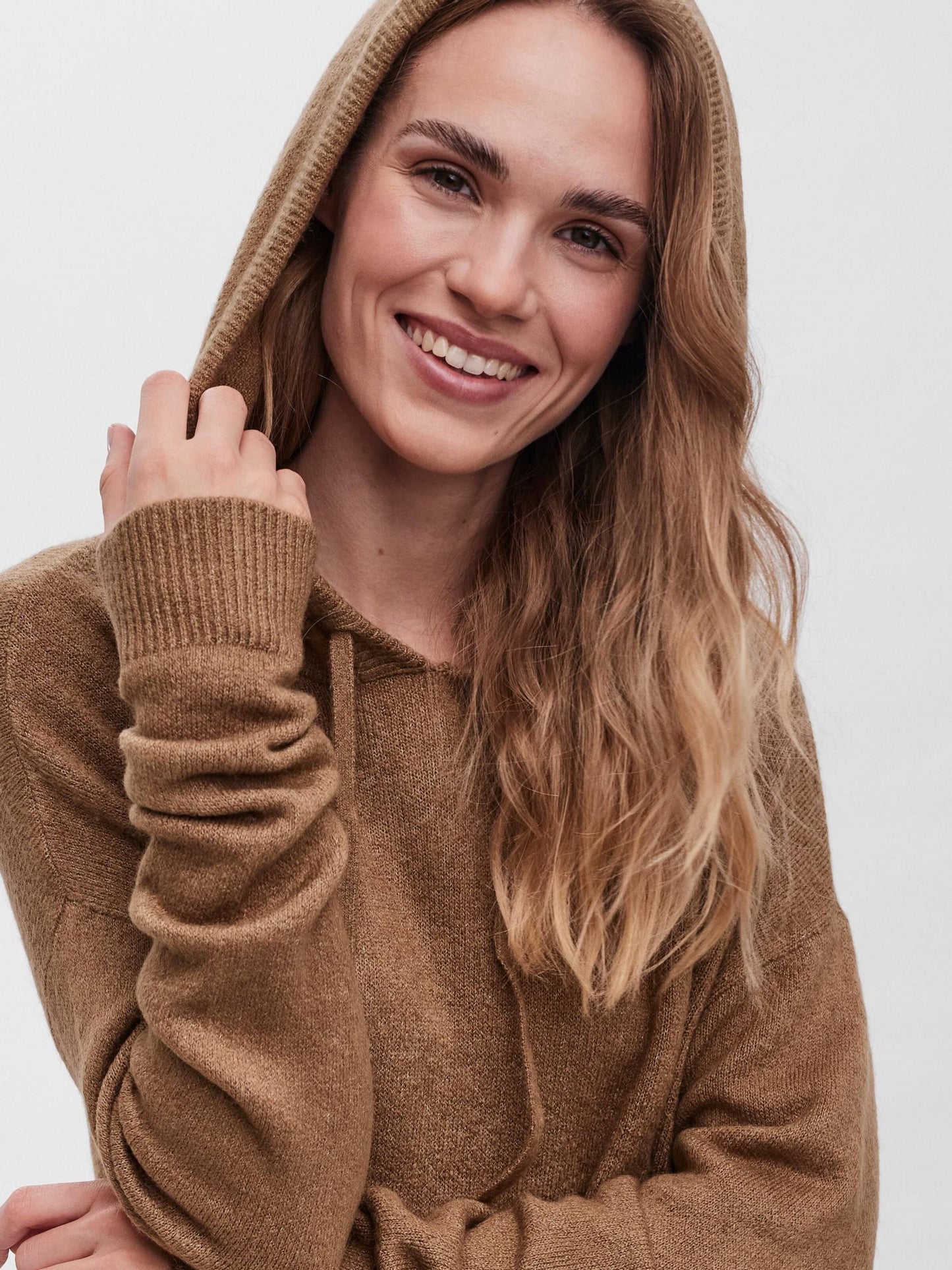 Vestido suéter feminino Lefile com capuz e manga comprida marrom VERO MODA