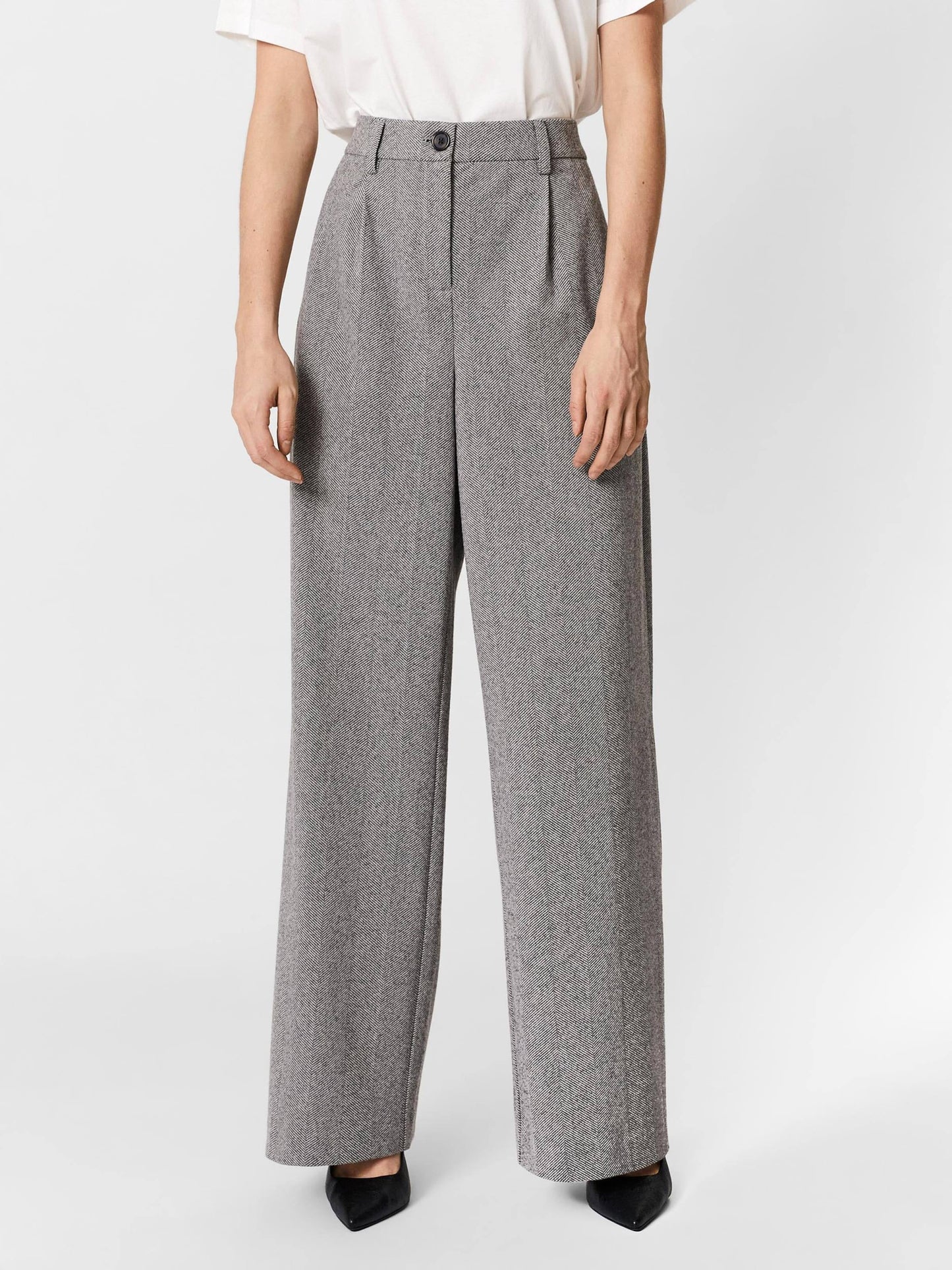 Calça feminina VERO MODA com pregas frontais cinza, tamanho 42