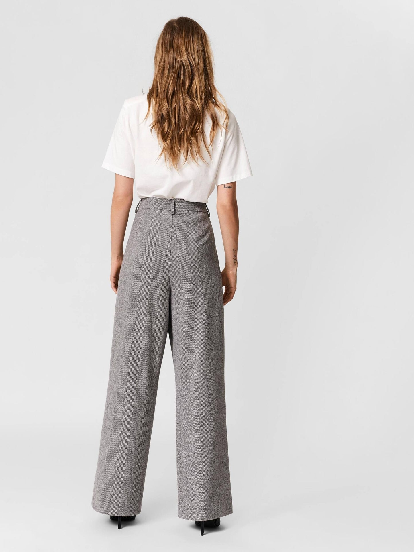 Calça feminina VERO MODA com pregas frontais cinza, tamanho 42