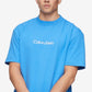 Camiseta Calvin Klein Masculina Relaxed Fit com Logo Padrão e Gola Redonda Azul Tamanho P