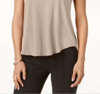 Camiseta feminina Alfani com acabamento em cetim, comprimento alto e baixo, tamanho marrom - pequeno GG