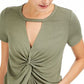 Camiseta feminina Bar III com decote em V e detalhe frontal torcido, verde, tamanho grande