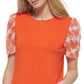 Blusa feminina DKNY com estampa de mídia mista e manga bufante, laranja, tamanho médio