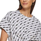 Camiseta feminina DKNY com estampa de logotipo Outline, curta e quadrada, branca, tamanho pequeno