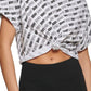 Camiseta feminina DKNY com estampa de logotipo Outline, curta e quadrada, branca, tamanho pequeno