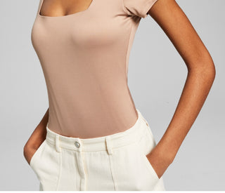 E agora este body feminino de manga curta com decote quadrado marrom tamanho médio