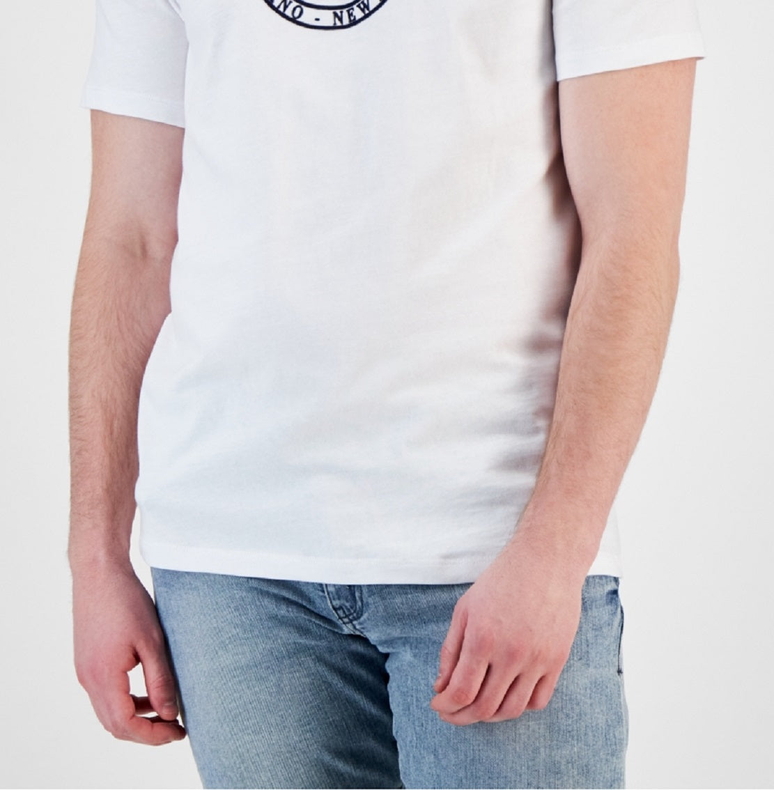 Camiseta masculina AX Armani Exchange com estampa circular e ícone, branca, tamanho pequeno
