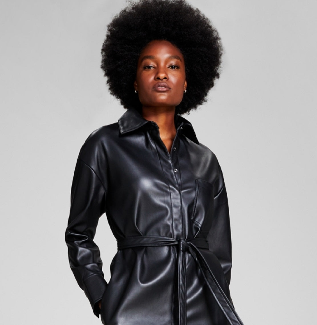E agora este vestido-camisa feminino de couro sintético com cinto, preto, tamanho pequeno