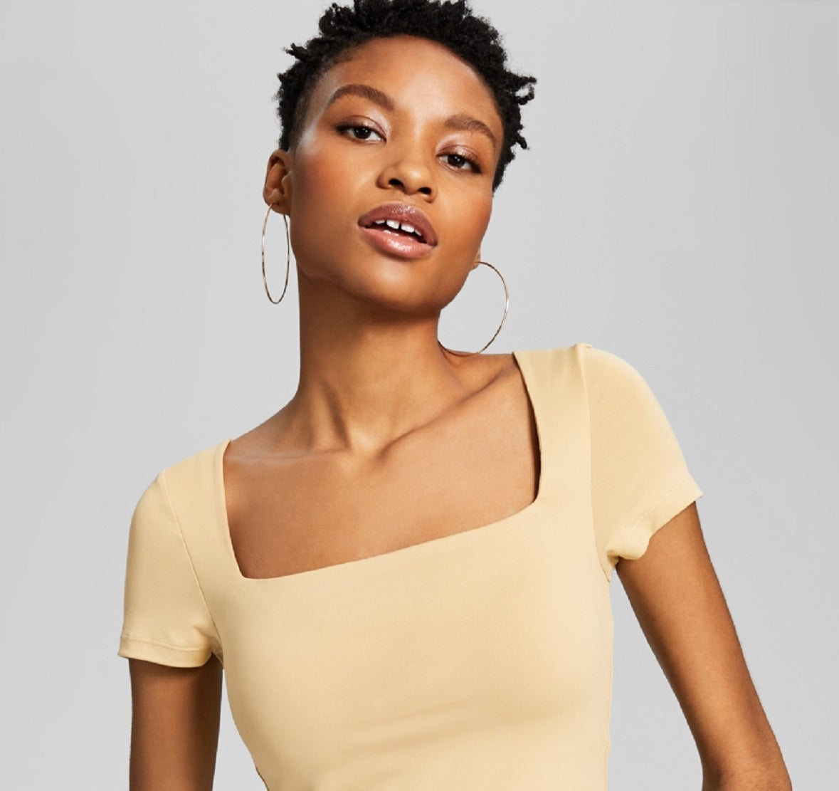 E agora esta camiseta feminina de gola quadrada e camada dupla, marrom, tamanho pequeno