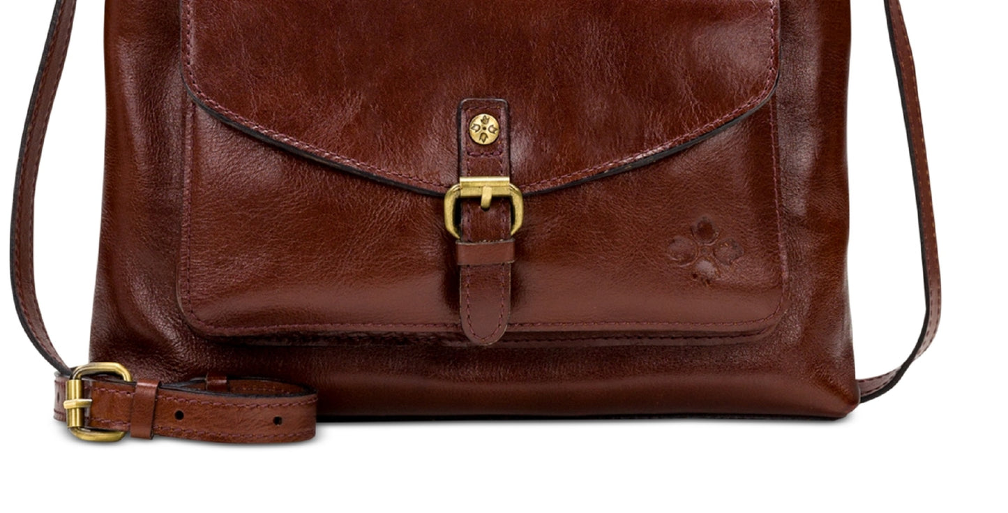Bolsa transversal feminina Patricia Nash Kirby East West em couro marrom, tamanho regular