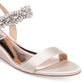 Sandália feminina Badgley Mischka Larisa Wedge de cetim marrom, tamanho 8 M
