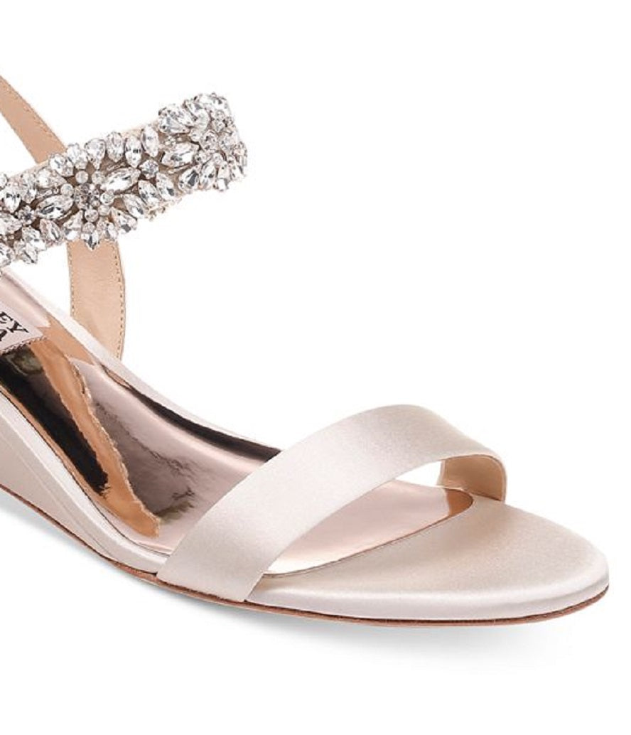 Sandália feminina Badgley Mischka Larisa Wedge de cetim marrom, tamanho 8 M