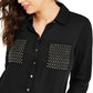 Camisa feminina com tachas Thalia Sodi, preta, tamanho médio